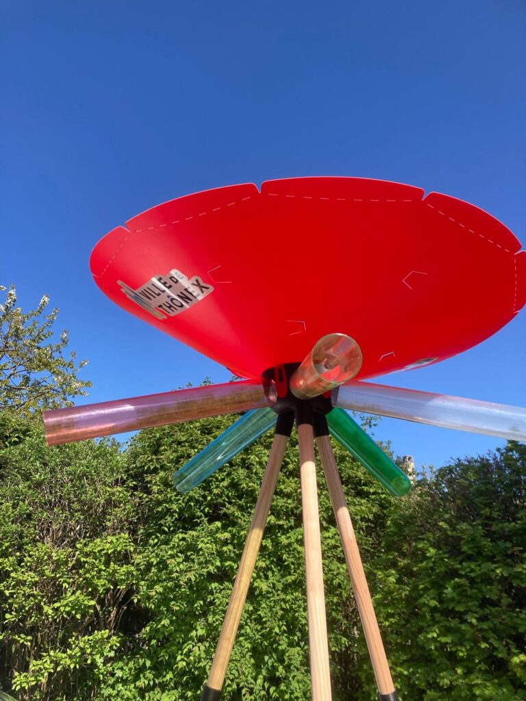 un close-up du jeu Difuzball, rouge et triangulaire